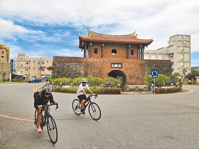 屏东县恒春古城是台湾仅有保存4座城门的国定古蹟，文化部将斥资4.3亿元保存活化。（罗琦文摄）
