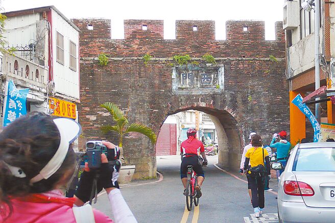 屏东县恒春古城明年建城150周年，文化部斥资4.3亿元进行恒春古城保存活化专案计画，常被未注意限高车辆刮顶的西门，将规画禁行汽车，只准机车及行人通过。（罗琦文摄）