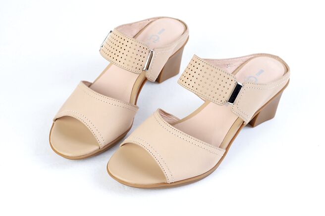 大叶高岛屋的「乔治宽带粗跟凉鞋」，原价4480元、特价2280元，约5折。（大叶高岛屋提供）