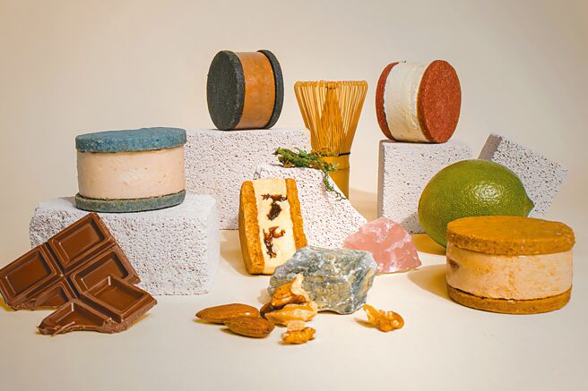 烘焙新品迎接暑假檔期，客製化伴手禮品牌「旅旅食光」快閃進駐「新光三越台中中港店」，在炎熱的夏季新推「太空系乳酪三明治」（見圖），嚴選紐西蘭奶油乳酪特製八大行星夾餡口味，猶如冰淇淋般綿密口感，宛如登陸太空遊歷般消暑。在品牌快閃櫃消費滿額可參加「太空船扭蛋」抽獎活動。（旅旅食光提供）