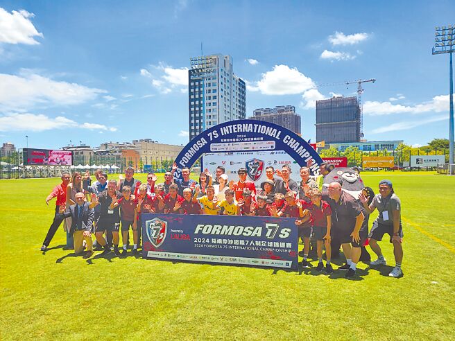 第1屆福爾摩沙七人制足球賽3日在高雄展開，高雄市長陳其邁（中間紅衣者）出席開幕儀式。（陳筱琳攝）