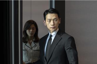 Rain《紅天鵝》首集就脫了！金荷娜醉酒出狂言：要不要和你睡
