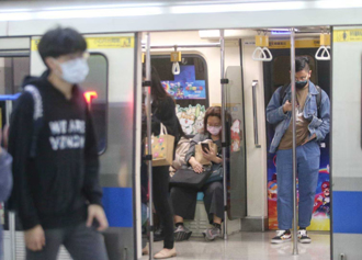 「台鐵癡漢」犯15案入獄4年  出獄後戴頭套自強號上襲胸女子