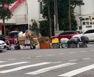 拾荒阿嬤「開火車過馬路」奇葩畫面曝光！千人看呆