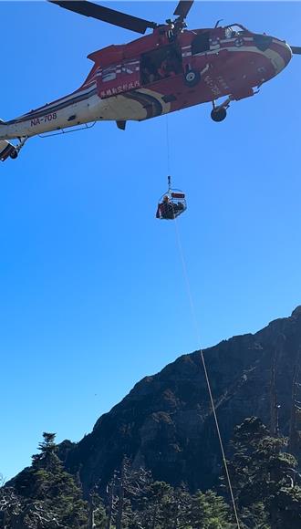 翠池山屋男女山友1骨折1高山症    空勤直升机吊挂下山