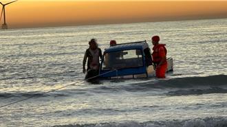 拿命開玩笑！釣客遇漲潮車卡後龍水尾沙灘獲救   前天同地點才出事  