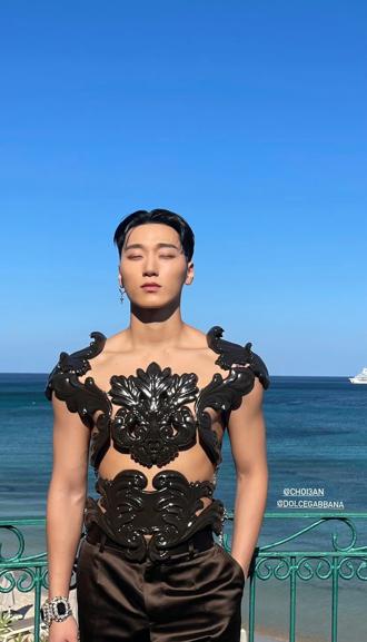 ATEEZ成員崔傘觀秀竟成「人間手拿鏡」 隔日穿白西裝板回一城