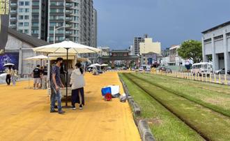 高雄駁二市集攤販棚傘疑越界 輕軌途經釀擦撞幸無人傷