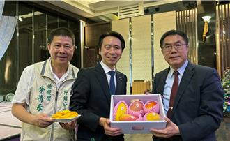 日本山形市访问团拜会  黄伟哲以多种水果热情相迎