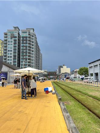 高雄市集攤販棚傘超界限害輕軌擦撞 駁二回應了