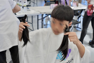 不介意被当成女生 新北小五男童蓄髮1年半捐髮助癌友
