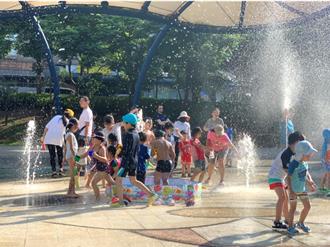 林口文化廣場噴水設施開放時段曝 孩童戲水樂翻天
