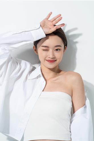 黑曜少女Emma 化身嬌蘭試妝天使