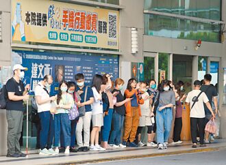 新冠2周内攀高峰 疾管署吁进医院戴口罩