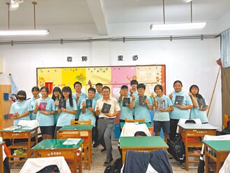花莲 浇灌阅读苗 善人捐书偏乡校