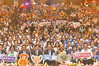 表揚模範公務員 侯勉共創未來