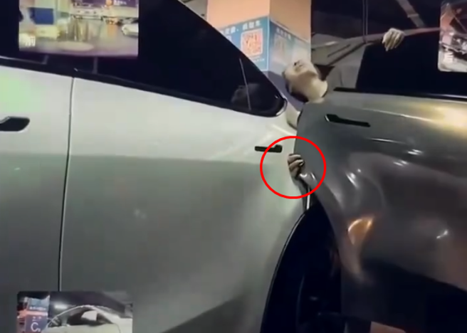 有車主媽媽擔心車門碰撞到別人車輛，便用手扶住，豈料，她的手竟被卡住。（圖／翻攝自臉書爆廢公社）