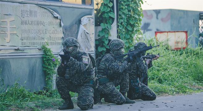  官兵交互掩护朝目标区攻坚，迅速攻占目标区。
（记者陈怡璇摄）