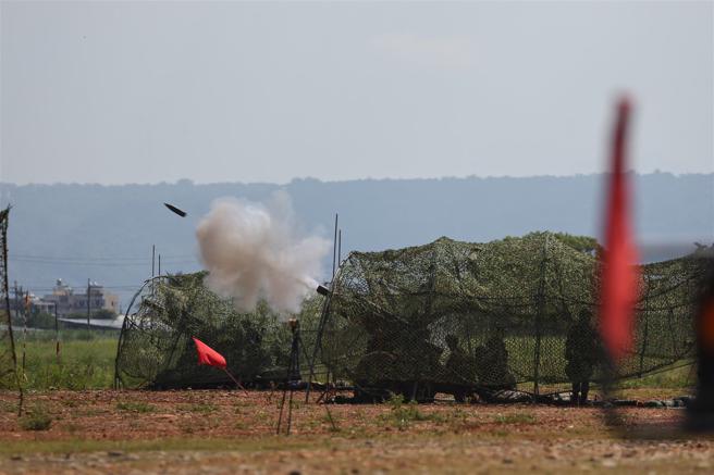  陆军21炮指部炮1营官兵完成基地营教练实弹射击，展现精实训练成效。（记者黄迪明摄）