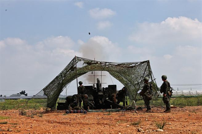  陆军21炮指部炮1营参演官兵各司其职，俾利精准控时，达到分秒不差的精准打击效果。（记者谢承宏摄）