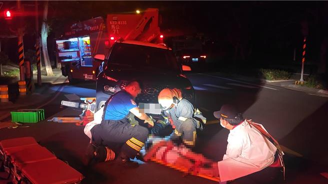 2024年7月5日澎湖縣／澎湖體育場前5日凌晨發生一起暗夜行人躺路上遭輾困車底事故，警消以電動撐開器將人拉出送醫。（澎湖消防局提供／許逸民澎湖傳真）