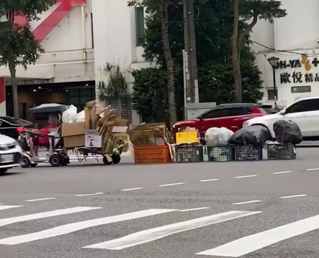 桃園一位拾荒阿嬤「開火車過馬路」，引起網友討論。（圖／翻攝自爆廢公社）