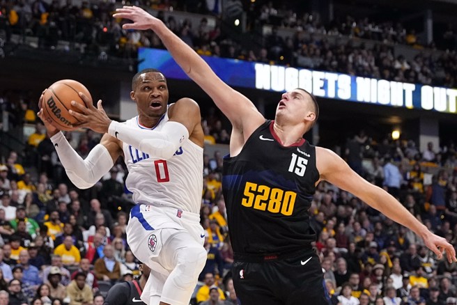 謠傳約基奇(右)想要找韋斯布魯克一起打球。(美聯社資料照)