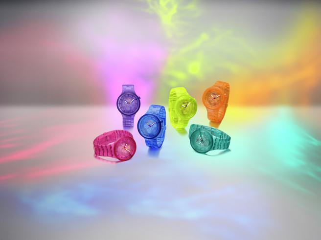 SWATCH推出6款彩色果冻感、超大尺寸的BIG BOLD腕表，4150元。（SWATCH提供）