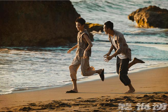 朱宥丞（左）、黃冠智２兄弟在海邊戲水的回憶，與他們在戰俘營的處境大相徑庭。（公視提供）