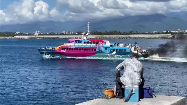 台東釣友今天早上在富岡漁港釣魚，一度以為拉到大魚，拉近一看竟是被廢棄漁網纏住的保育類海龜玳瑁。（讀者提供／蔡旻妤台東傳真）