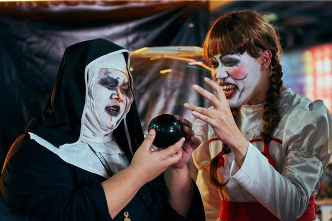 蛇丸、胡椒劇中開箱恐怖扭蛋。（CATCHPLAY＋提供）