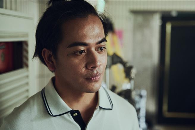 喬瑟夫察覺寧靜屋中似有異狀。（CATCHPLAY＋提供）