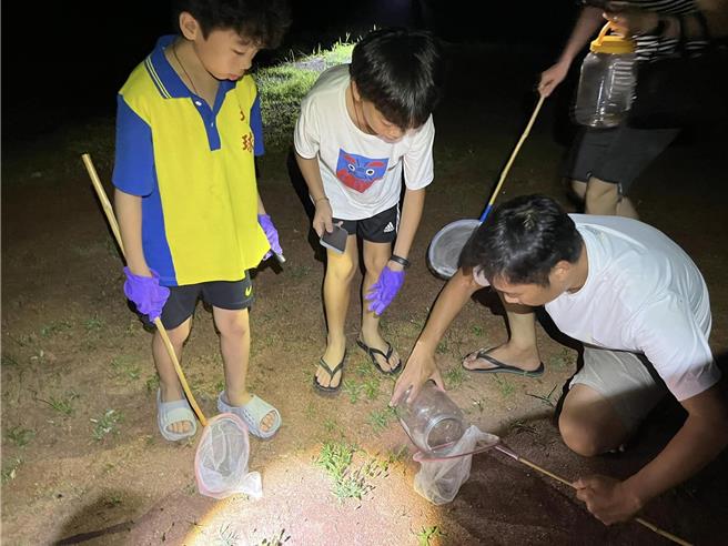 志工们也顺势宣传生态保育。（屏东县野鸟学会提供）