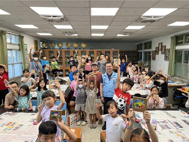 金門縣政府政風處4日舉辦2024年「Fun暑假政風營-廉政陶藝課」，藉由課程讓學童對誠信守法、廉潔等基本素養有更深的認識。（圖／金門縣政府）