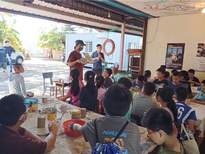 2024年「Fun暑假政風營-廉政陶藝課」邀請享譽海峽兩岸、有「風伯的傳人」之譽的陶藝家王明宗老師，教導小朋友們結合在地守護神「風獅爺」，以及廉潔正義的廌獸造型進行創作。（圖／金門縣政府）