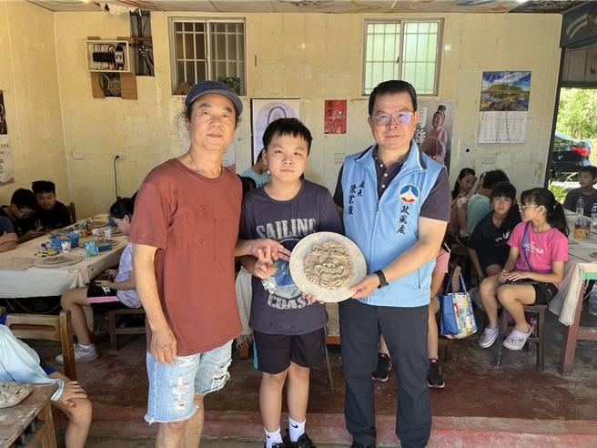 活動最後由王明宗老師(左)進行評比，選出前3名及佳作與縣府政風處長陳宗強(右)進行頒獎。（圖／金門縣政府）