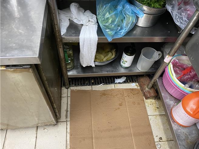 2024年7月4日台北市／台北市卫生局6月前往台北市东湖喜相逢麵馆稽查，查有餐饮作业区地板不洁缺失。（台北市卫生局提供／刘玮晴台北传真）