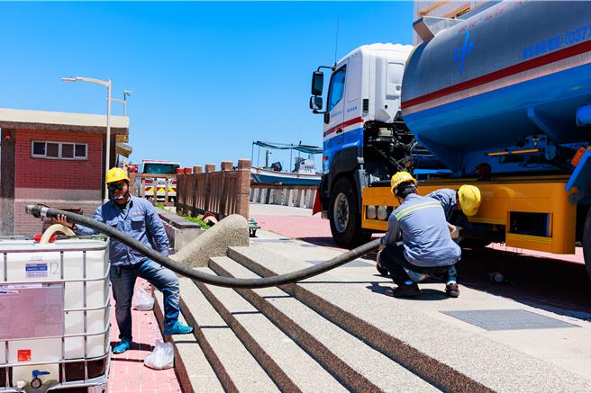 苗栗縣政府5日上午在後龍鎮外埔漁港港區海域舉辦「2024年度苗栗縣海洋污染事件緊急應變演練」。（苗栗縣政府提供／謝明俊苗栗傳真）