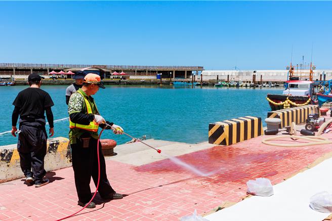 苗栗縣政府5日上午在後龍鎮外埔漁港港區海域舉辦「2024年度苗栗縣海洋污染事件緊急應變演練」。（苗栗縣政府提供／謝明俊苗栗傳真）