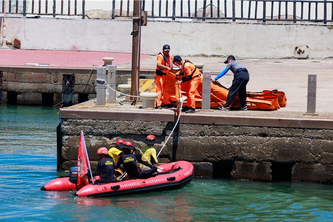 苗栗縣政府5日上午在後龍鎮外埔漁港港區海域舉辦「2024年度苗栗縣海洋污染事件緊急應變演練」。（苗栗縣政府提供／謝明俊苗栗傳真）