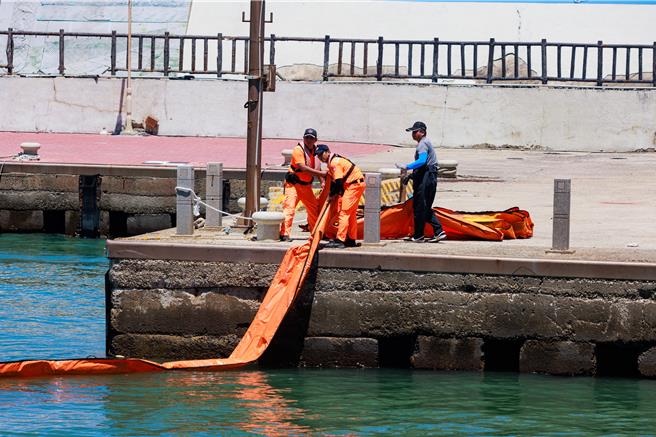 苗栗縣政府5日上午在後龍鎮外埔漁港港區海域舉辦「2024年度苗栗縣海洋污染事件緊急應變演練」。（苗栗縣政府提供／謝明俊苗栗傳真）