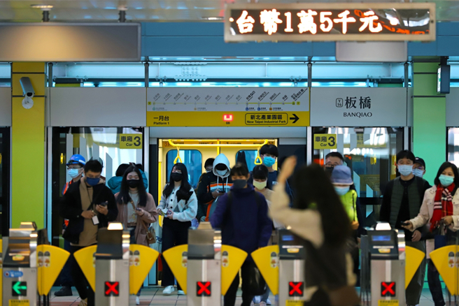 女网友搭捷运，发现卡片突然多了342元，很好奇原因。 （示意图：shutterstock／达志）
