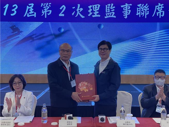 中華民國全國工業總會理監事會議5日首度移師高雄，高雄市長陳其邁特別到場致意並邀請各企業到高雄投資。（洪浩軒攝）