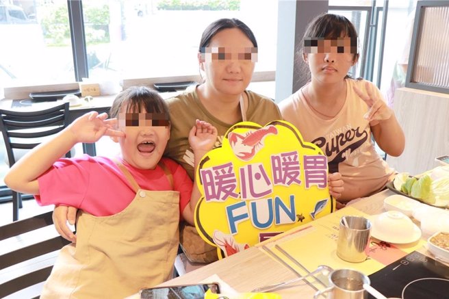 斗六市一家火鍋店老闆招待只要考卷有90分以上、有才藝表演的家扶孩子吃火鍋。（雲林家扶中心提供）