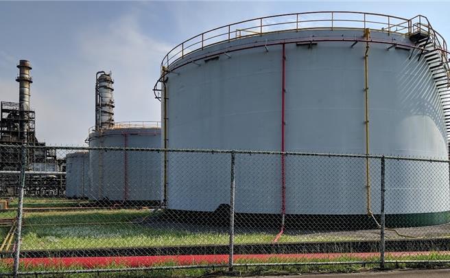 桃园炼油厂今日下午2时许传硫化氢发生泄漏。（姜霏摄）