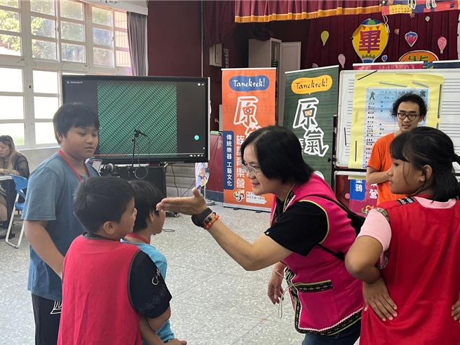 由阿美族族語老師林玉妹先教同學自我介紹。（新北市原民局提供）