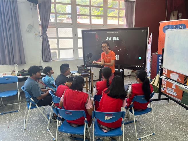 Dac張汎宇老師與營隊孩子一起練習嘻哈饒舌。（新北市原民局提供）