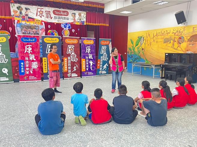 第一次開班名額即秒殺的阿美族語嘻哈饒舌班，孩子們皆認真上課。（新北市原民局提供）