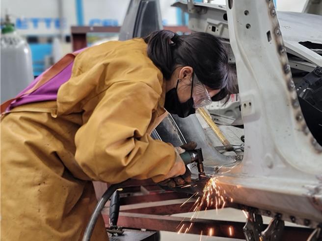 將挑戰全國技能競賽汽車板金職類全國賽的黃千育，受到開機車行的父親影響，從小就對動手組裝裝樂高動力機械玩具很感興趣。（中彰投分署提供）