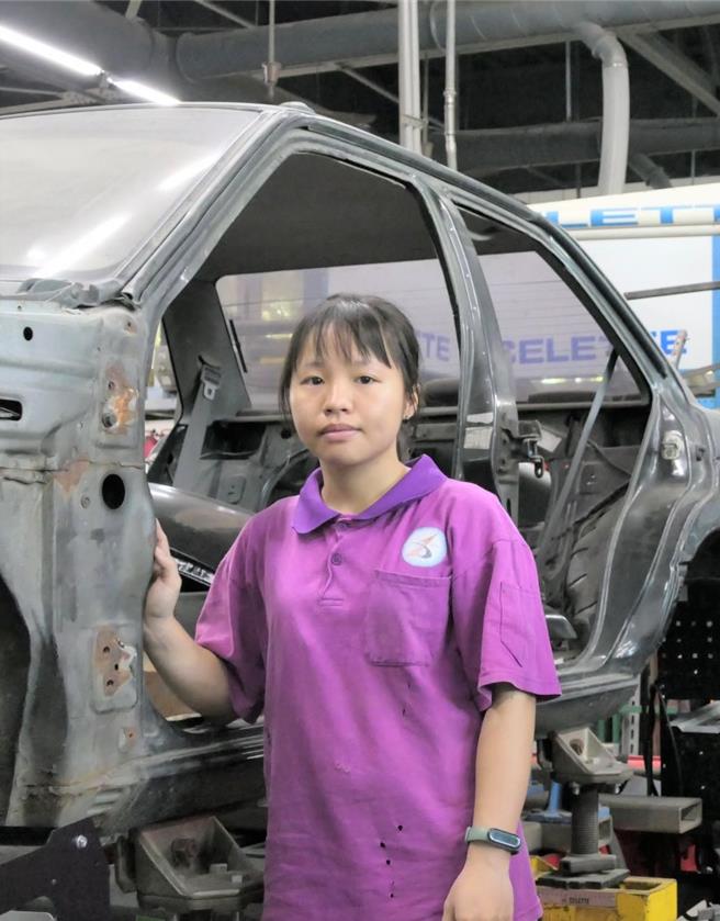 將挑戰全國技能競賽汽車板金職類全國賽的黃千育，受到開機車行的父親影響，從小就對動手組裝裝樂高動力機械玩具很感興趣。（中彰投分署提供）